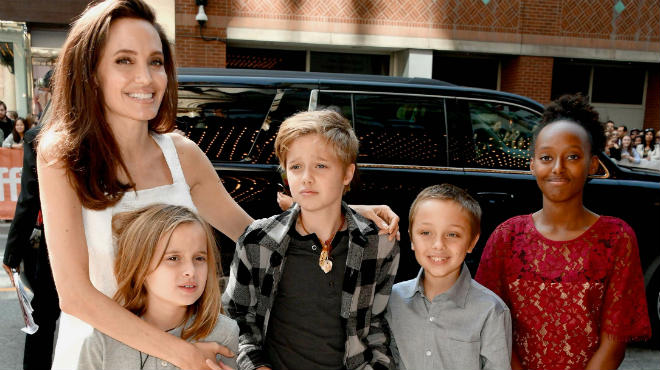 Анджелина Джоли вместе с детьми посетила кинофестиваль в Торонто