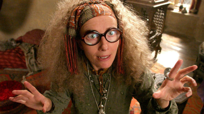 Эмма Томпсон похожа на профессора Трелони на съемках нового фильма