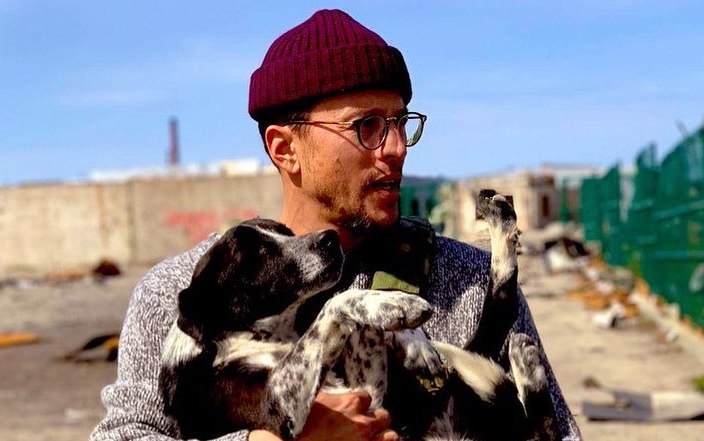 Голливудский режиссер Кэри Фукунага спас собаку из-под завалов возле Харькова