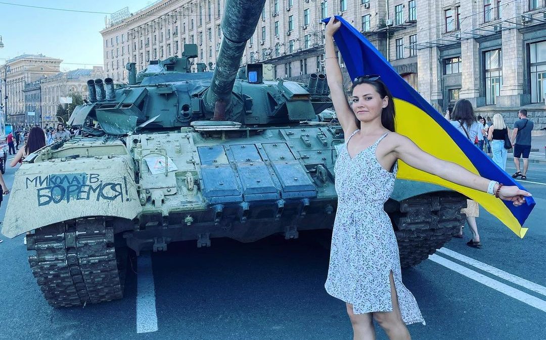 Зірка серіалу «Спіймати Кайдаша» Антоніна Хижняк відзначила День незалежності на «параді» розбитих російських танків