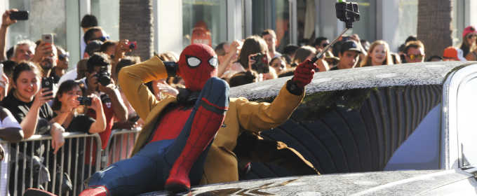 Том Холланд прибывает на премьеру в костюме Человека-паука