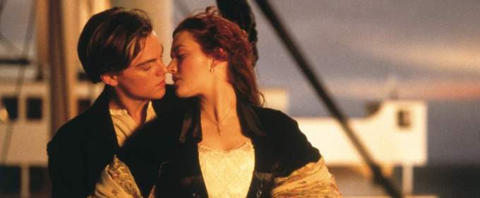 Фрагмент «Поцелуй Роуз и Джека на корме корабля»