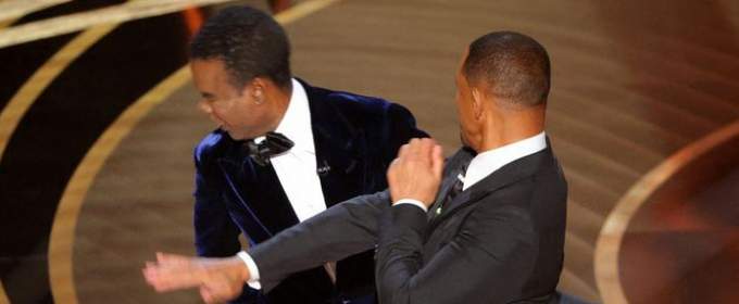 Уилл Смит дает пощечину Крису Року во время премии «Оскар»