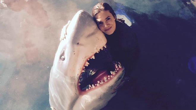 Мэнди Мур обнимается с акулой за кулисами «Синей бездны»