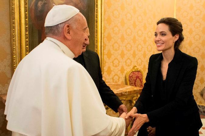 Папа Римский Франциск встретился с режиссером фильма «Несломленный» Анджелиной Джоли в Ватикане