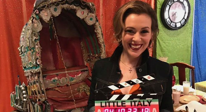 Алисса Милано улыбается за кулисами своего нового фильма «Маленькая Италия»