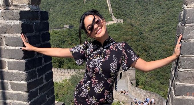 Ванесса Хадженс покорила Великую китайскую стену в мини-платье