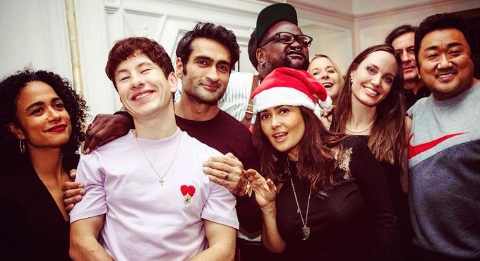 Хайек, Джоли и каст фильма «Вечные» собрались для эпической рождественской фотографии