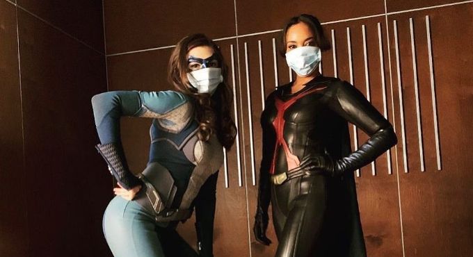 Супергероини сериала «Супергёрл» носят маски на новых фото со съемок 6 сезона