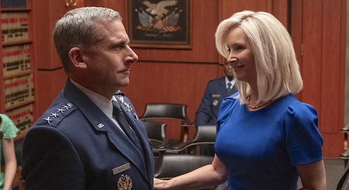 «Космические войска»: Лиза Кудроу станет женой Стива Карелла в новом ситкоме от Netflix