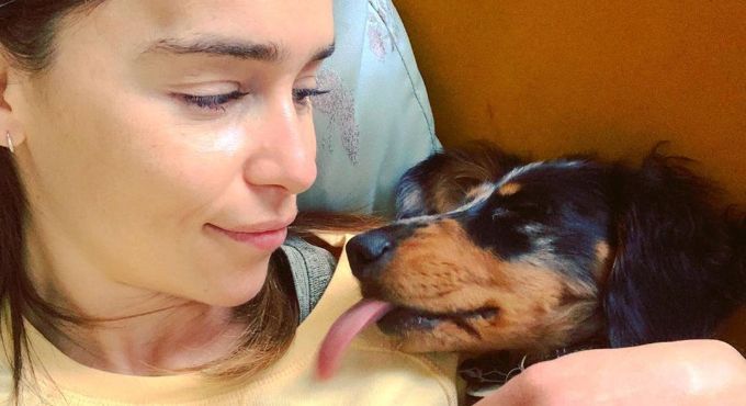 Эмилия Кларк поделилась невероятно милыми фото со своей собакой