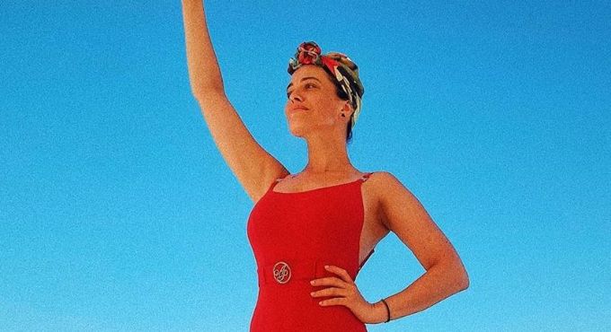 Рятівниця Малібу: Даша Астаф'єва влаштувала фотосесію в червоному купальнику