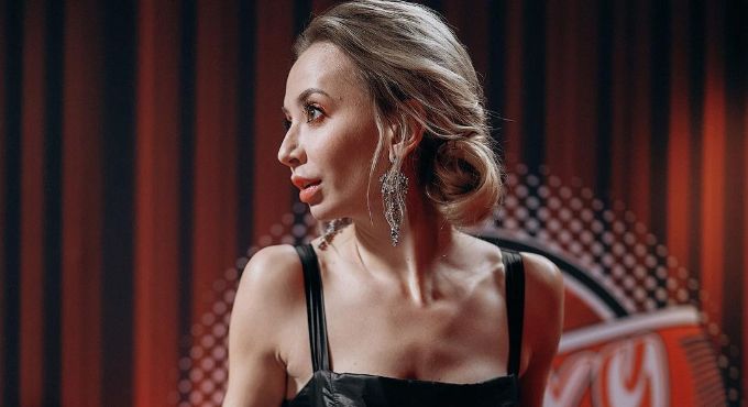 Леди в черном: Ирина Сопонару поделилась стильной фотосессией со съемок «Лиги смеха»