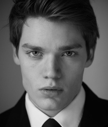 Домінік Шервуд / Dominic Sherwood