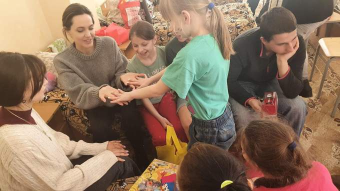 Анджелина Джоли встретилась с детьми-переселенцами с Луганской области