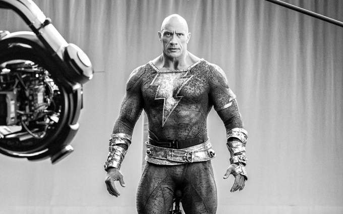 «Чорний Адам»: Двейн Джонсон позує в супергеройському костюмі на новому фото зі зйомок блокбастера від DC