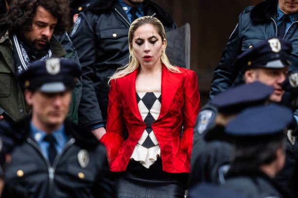 «Джокер 2»: нові фото зі зйомок показують яскравий костюм Харлі Квінн, яку грає Леді Гага