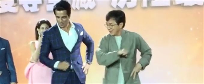 Индийские танцы Джеки Чана на презентации «Кунг-фу йоги» на Шанхайском кинофестивале