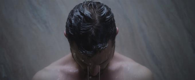 Джеймі Дорнан приймає душ в новому фрагменті «Краху»