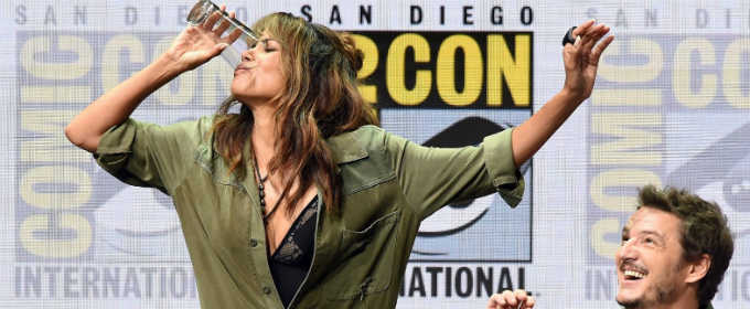 Холлі Беррі випиває пінту віскі під час панелі «Kingsman: Золоте кільце» на Comic-Con 2017