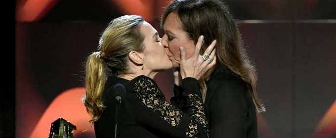 Кейт Уинслет целуется с Эллисон Дженни на Hollywood Film Awards 2017