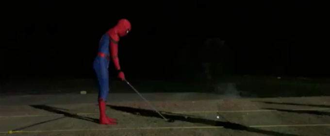 Том Голланд в костюмі Людини-павука грає в гольф під час перерви між зйомками