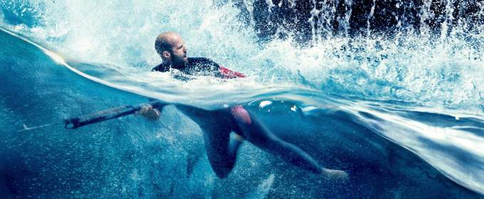 Джейсон Стэйтем встречает гигантскую акулу в третьем ТВ-ролике «Мег»