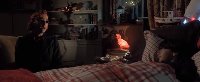 Дэвид Теннант поет жуткую колыбельную в промо-ролике сериале «Благие знамения»