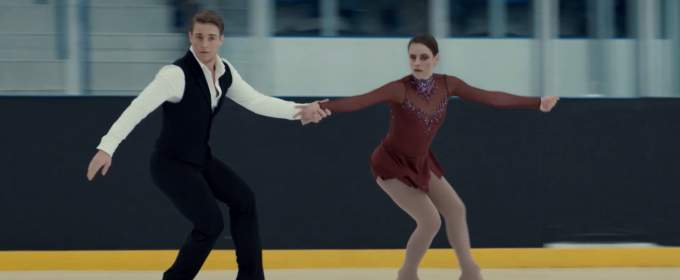 Кая Скоделарио танцует на льду в новом фрагменте сериала «Вращение»