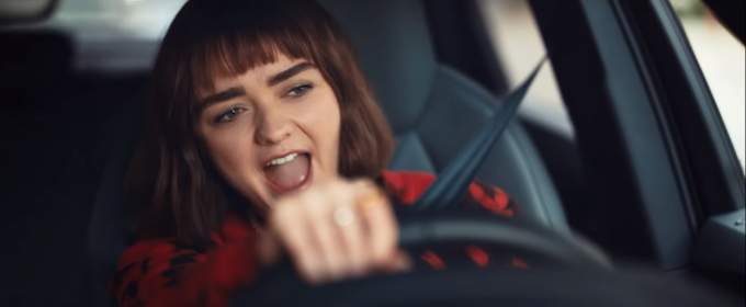 Мейсі Вільямс співає пісню «Let It Go» в рекламі електрокара від Audi