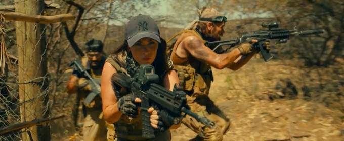 Меган Фокс воюет с террористами и львами в напряженном трейлере боевика «Rogue»