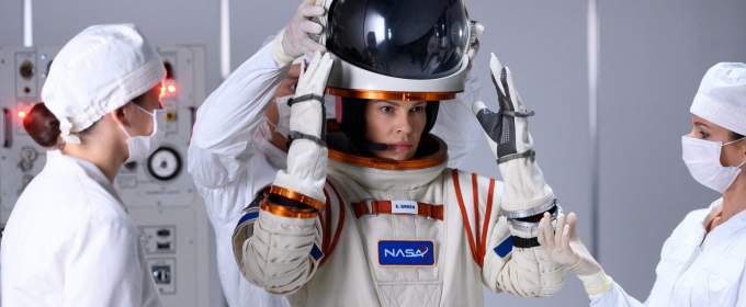 «Вдали»: смотрим трейлер космической драмы с Хилари Суэнк от Netflix