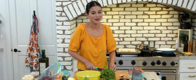 Селена Гомес вчиться готувати на карантині в новому кулінарному шоу від HBO Max