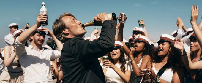 Мадс Миккельсен становится учителем-алкоголиком в трейлере фильма «Еще по одной»