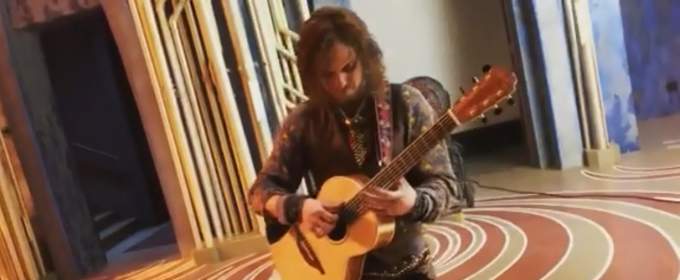 Настоящая рок-звезда: Том Фелтон сыграл на гитаре и спел хит группы The Beatles