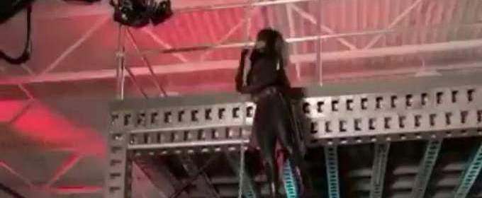 «Бэтвумен»: Джависия Лесли лазит по канату под песню из «Бэтмена» на съемках 2 сезона
