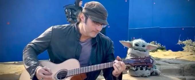 Роберт Родригес играет на гитаре вместе с Малышом Йодой на съемках 2 сезона