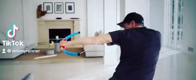Видео дня: звезда «Мстителей» Джереми Реннер тренируется с детским луком на карантине