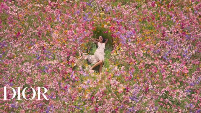Наталі Портман в рекламі парфумів Miss Dior (2021 рік)