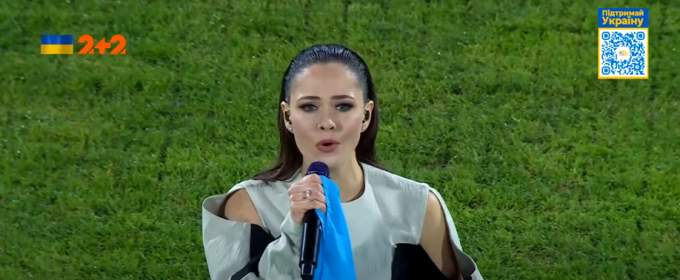Юлия Санина (The HARDKISS) исполняет гимн Украины перед матчем Клуж — Динамо