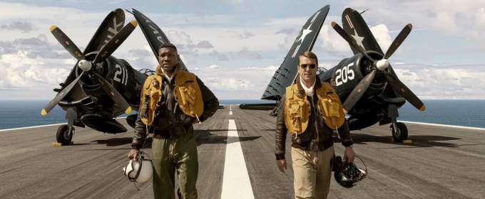 Дивіться трейлер нового фільму про льотчиків «Подвійна петля» за участю зірки блокбастера «Топ Ґан: Меверік»