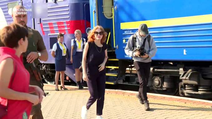 Джессика Честейн прибывает в Киев