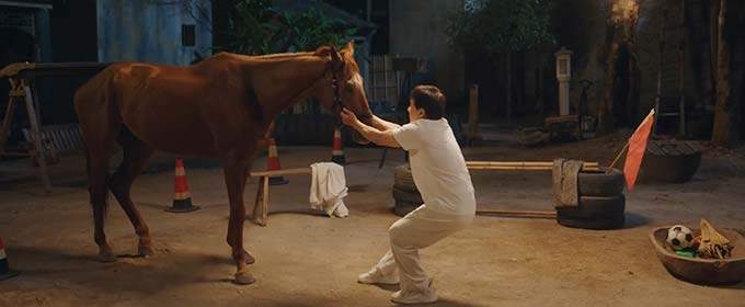 Джекі Чан повертається: дивіться український трейлер його нового фільму «Обережно, кінь»